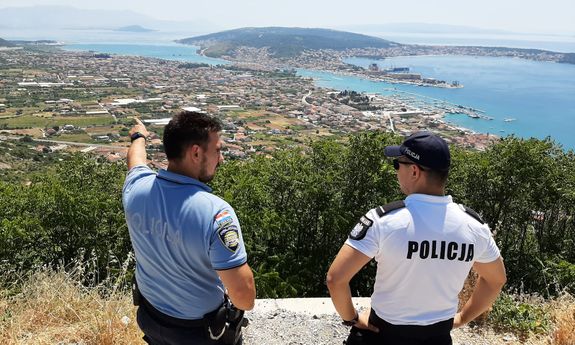 Dwóch umundurowanych policjantów polski i chorwacki na tle zatoki.