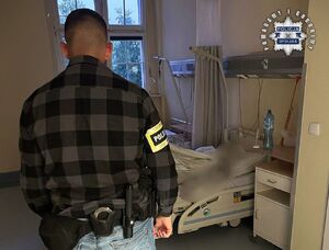policjant nadzorujący pobyt zatrzymanego w szpitalu.
