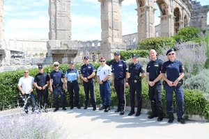 Grupa funkcjonariuszy z Polski i innych krajów podczas wspólnego patrolu pozuje do zdjęcia.