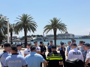 Grupa funkcjonariuszy z Polski i innych krajów podczas wspólnego patrolu.