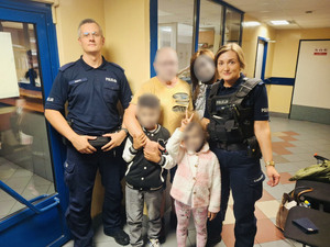 Rodzina z dziećmi i dwoje policjantów.