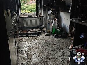 Spalone wnętrze mieszkania.