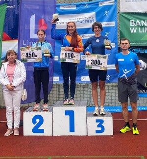 Trzy kobiety na podium.