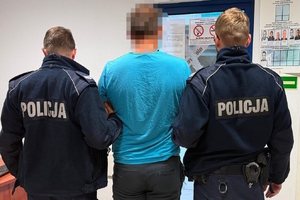Dwaj policjanci z zatrzymanym.