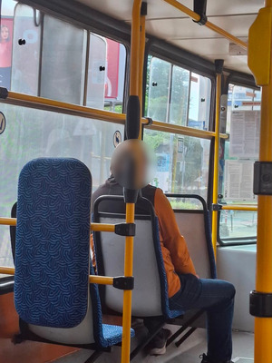Mężczyzna siedzący w autobusie.
