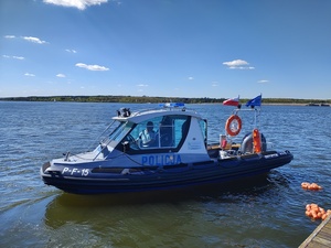 Policjant w łódce na wodzie.