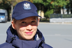 Policjantka w nowym umundurowaniu. Na głowie ma czapkę typu bejsbolówka.