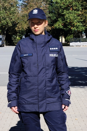 Policjantka w nowym umundurowaniu. Na głowie ma czapkę typu bejsbolówka.