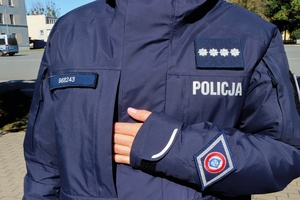 Policjantka w nowym umundurowaniu.