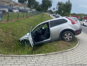 samochód w rowie.