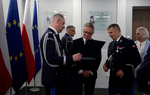 Komendant Główny Policji wręcza Szefowi Europolu upominek.