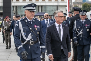 Szef Europolu w towarzystwie zastępcy komendanta głównego Policji podczas uroczystości z okazji Święta Policji.