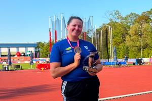 sierżant sztabowy Karolina Sygutowska prezentuje medal i statuetkę.