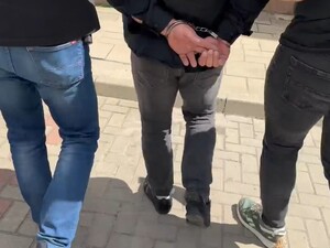 nogi policjantów i zatrzymanego.