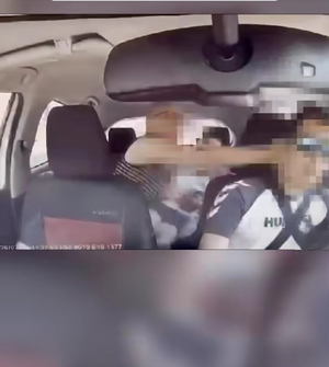 Stopklatka z nagrania kamerki w samochodzie. Osoby wewnątrz taksówki.