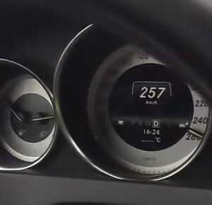 Licznik w samochodzie pokazuje prędkość 257 km/h.