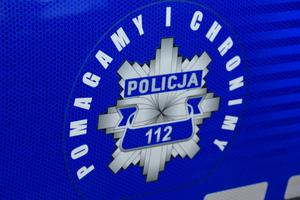 Logo pomagamy i chronimy z numerem alarmowym 112 na granatowym tle.