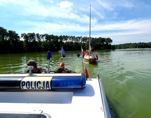 Jednostka potrzebująca pomocy i policyjny wodniacy na łodzi.