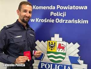 Policjant z medalami.