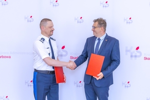 Szef Krajowej Administracji Skarbowej  Marcin Łoboda oraz Komendant Główny Policji gen. insp. Marek Boroń podają sobie dłonie po podpisaniu porozumienia.