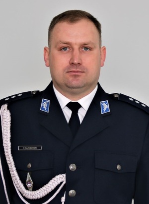 Zdjęcie policjanta w mundurze.