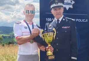 Nadkom. Marek Drzała pozuje do zdjęcia z I Zastępcą Komendanta Głównego Policji nadinsp. Romanem Kusterem.
