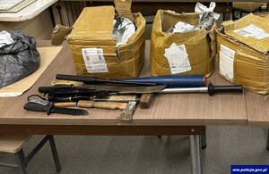 Zabezpieczone przez policjantów przedmioty i narkotyki.