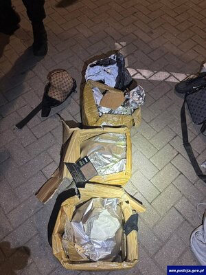 Zabezpieczone przez policjantów przedmioty i narkotyki.