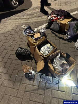 Zabezpieczone przez policjantów przedmioty i narkotyki.