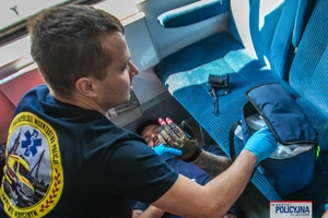 Uczestnicy II Ogólnopolskich Mistrzostw Policji w Ratownictwie Medycznym podczas trwania konkurencji.