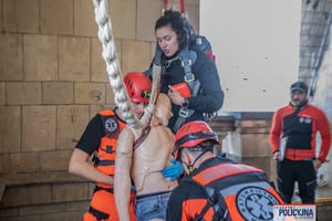 Uczestnicy II Ogólnopolskich Mistrzostw Policji w Ratownictwie Medycznym podczas trwania konkurencji.