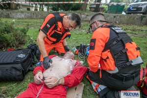 Uczestnicy II Ogólnopolskich Mistrzostw Policji w Ratownictwie Medycznym podczas trwania konkurencji.