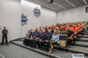 policjanci siedzą na sali.