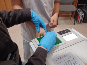 daktyloskopowanie - pobieranie odcisków palców od  sprawcy zdarzenia