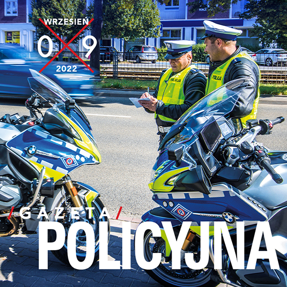 Fragment okładki wrześniowego numeru Gazety Policyjnej przedstawiający policjantów ruchu drogowego przy swoich motocyklach.