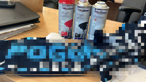 Farby w sprayu i szalik klubu piłkarskiego.