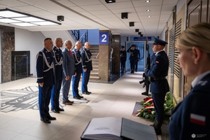 Sekretarz Stanu w Ministerstwie Spraw Wewnętrznych i Administracji Wiesław Szczepański, Komendant Główny Policji gen. insp. Marek Boroń wraz z zastępcami stoją przed Tablicą Pamięci w siedzibie Komendy Głównej Policji oddając hołd poległym policjantom.