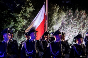 Funkcjonariusze kompanii reprezentacyjnej podczas uroczystości przed gmachem Komendy Głównej Policji.