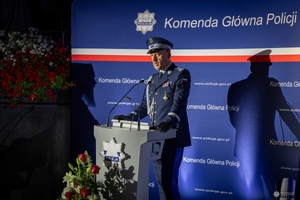Komendant Główny Policji przemawia podczas uroczystości stojąc przy mównicy.