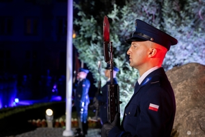 Funkcjonariusz stojący na warcie honorowej przy obelisku.