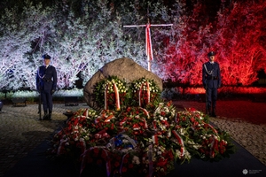 Dwaj policjanci stoją na warcie honorowej przy obelisku „Poległym Policjantom - Rzeczpospolita Polska”.