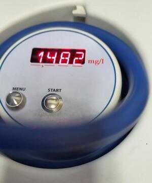 Na ekranie alkotestera wyświetla się wynik (1,482 mg/l) alkoholu.