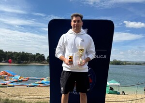 Zawodnik na podium.