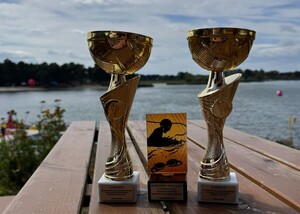 Dwa puchary i statuetka.
