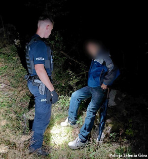 Policjant z odnalezionym mężczyzną.