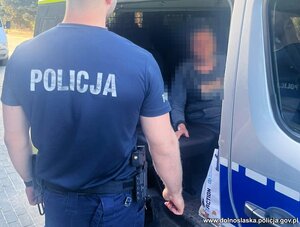 Odnaleziona kobieta w policyjnym vanie.