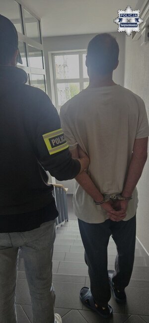 Policjant z zatrzymanym.