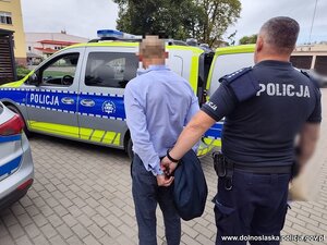 Policjant zatrzymuje mężczyznę.