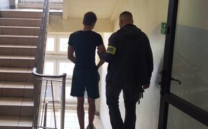 Policjant zatrzymuje nastolatka.
