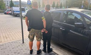 Policjant w cywilu zatrzymuje nastolatka.